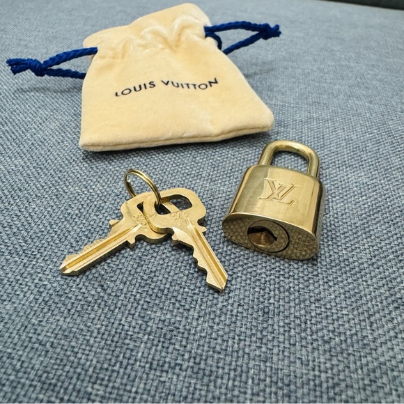 🩷Louis Vuitton Gold Padlock with Key - Picture 6 of 12